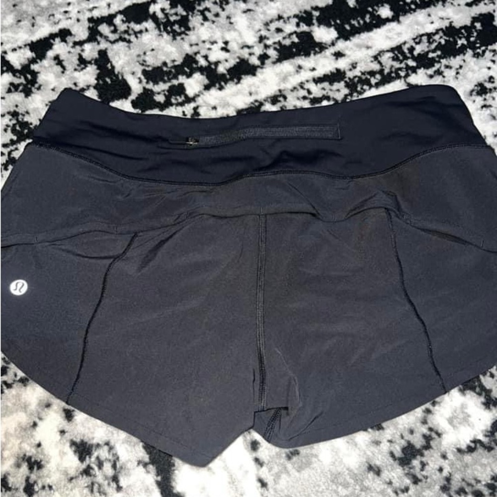lululemon speed up low rise shorts size 6. 2.5 inseam, NWOT